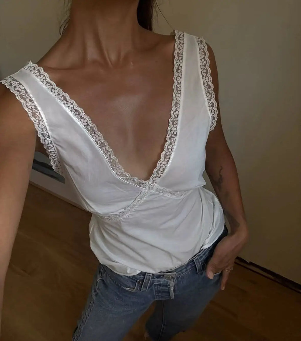 Coucou Black and white lace V-neck crop top and simple elegant straight-leg pants