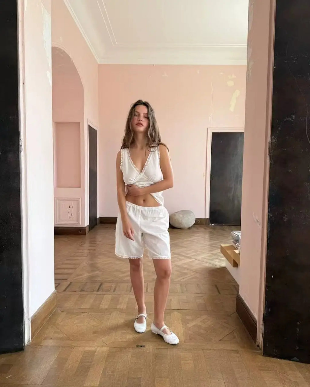 Coucou Black and white lace V-neck crop top and simple elegant straight-leg pants