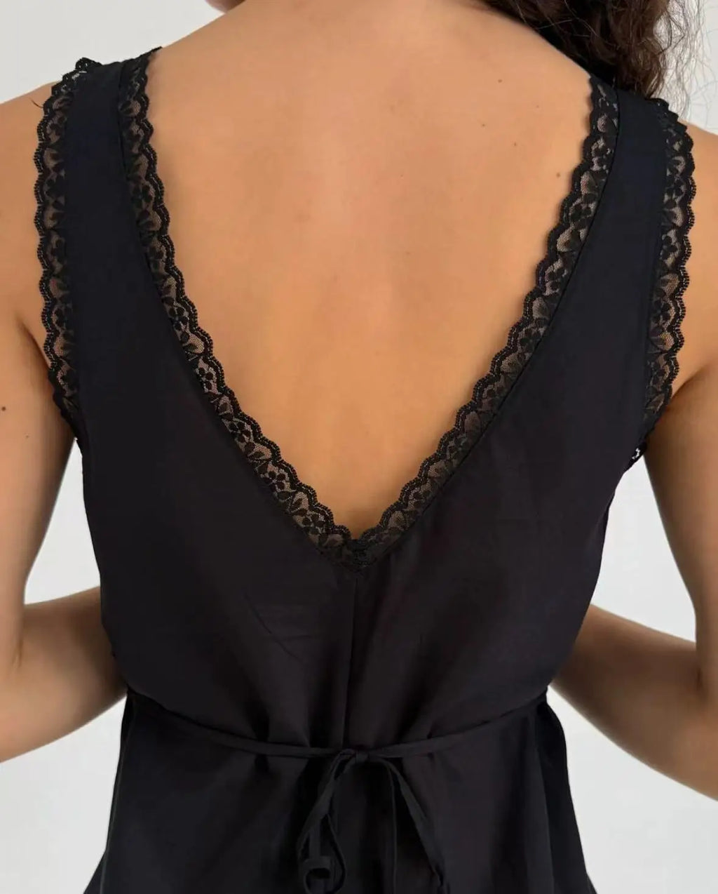 Coucou Black and white lace V-neck crop top and simple elegant straight-leg pants