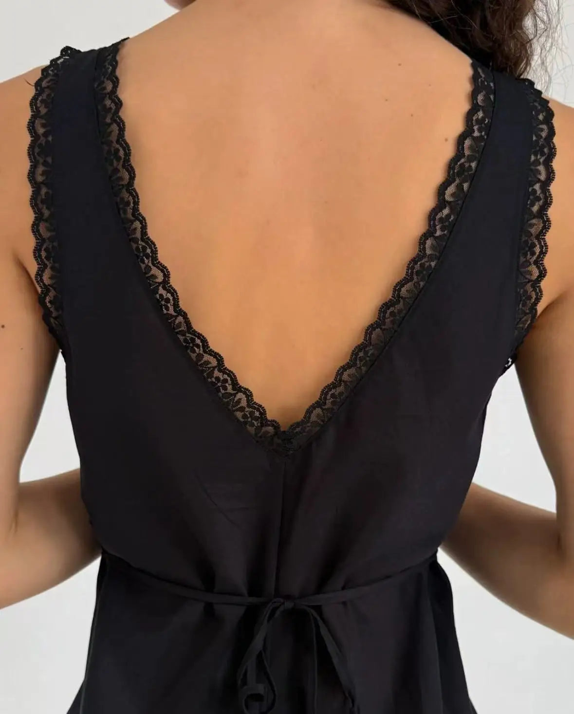 Coucou Black and white lace V-neck crop top and simple elegant straight-leg pants